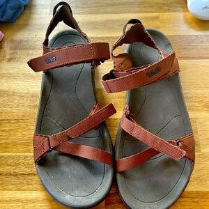 Tevas size 7.5